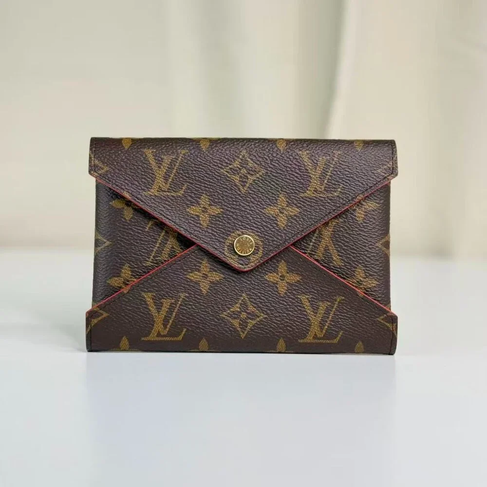 Louis Vuitton Monogram Canvas Wallet with Classic Design and Brown Color Scheme